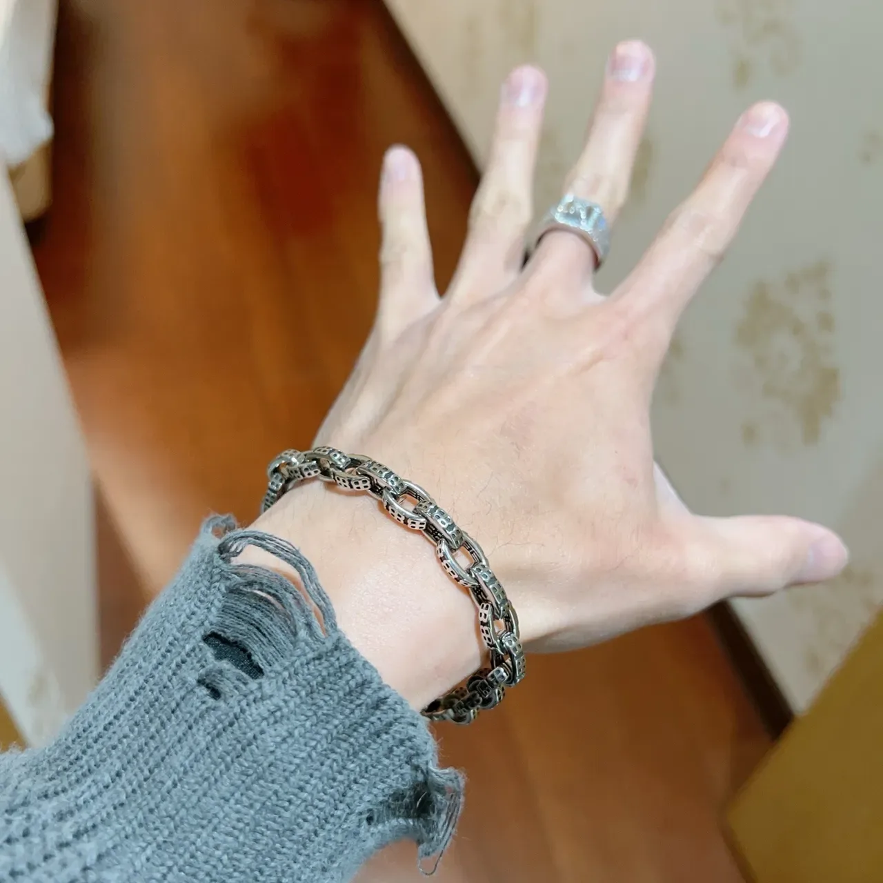 Bracelet Balenciaga en métal bicolore avec maillons ovales et découpe géométrique 8