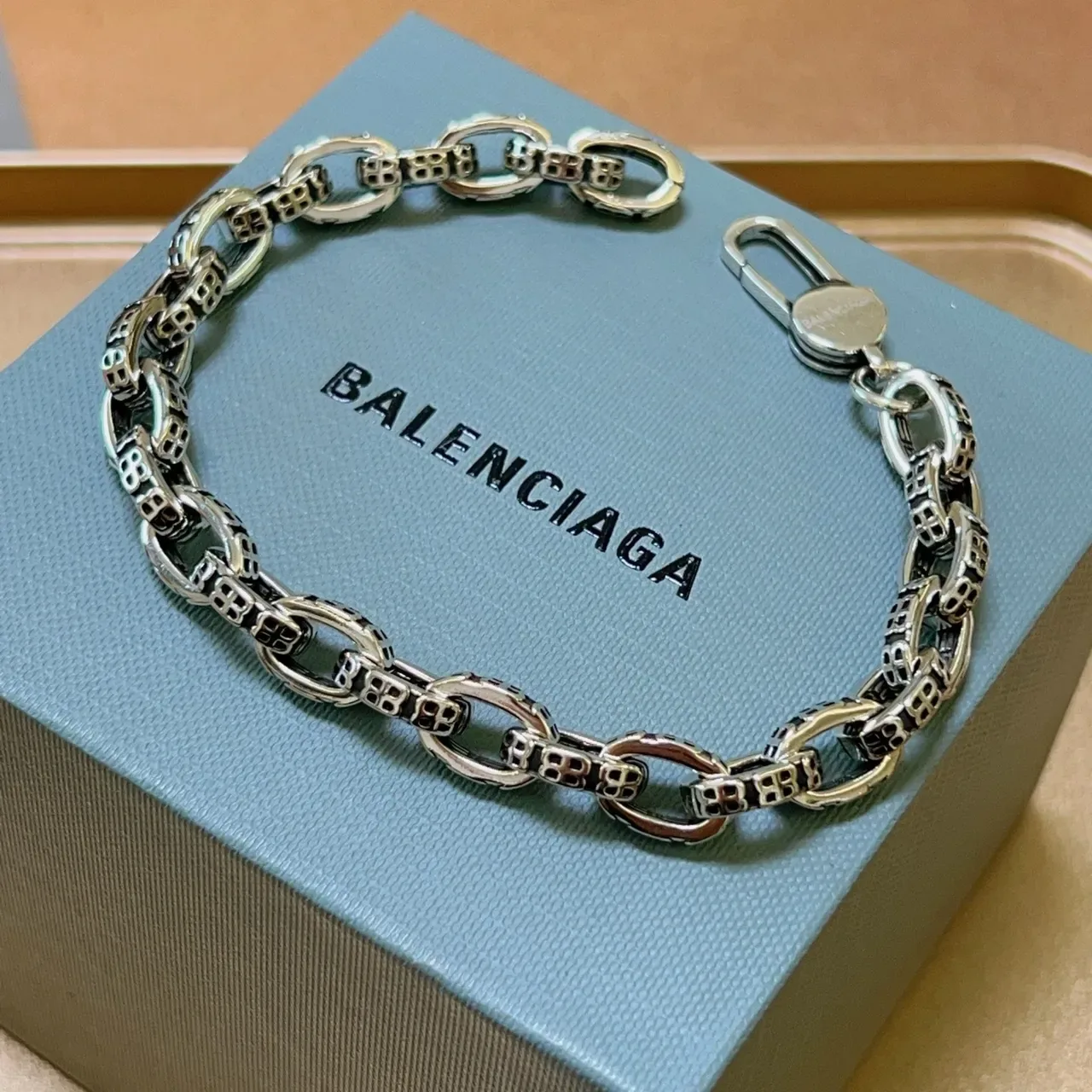 Bracelet Balenciaga en métal bicolore avec maillons ovales et découpe géométrique 9