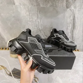 Balenciaga Defender حذاء رياضي أسود أبيض لوج سول تطريز هندسي سميك
