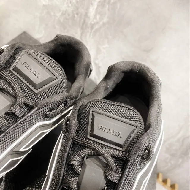 Balenciaga Defender Tênis Chunky Preto Branco Sola Lug Sole Costura Geométrica 4