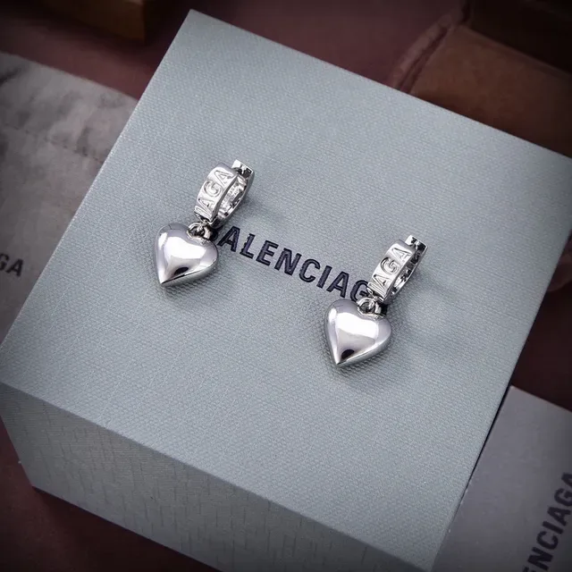 Balenciaga أقراط تعليقات قلب ذهبية فضية منحوتة إغلاق أسطواني 3
