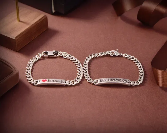 Balenciaga I Love Balenciaga Bracelet chaîne curb-link gravée 2
