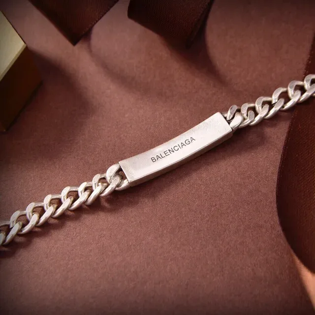 Balenciaga I Love Balenciaga Bracelet chaîne curb-link gravée 5