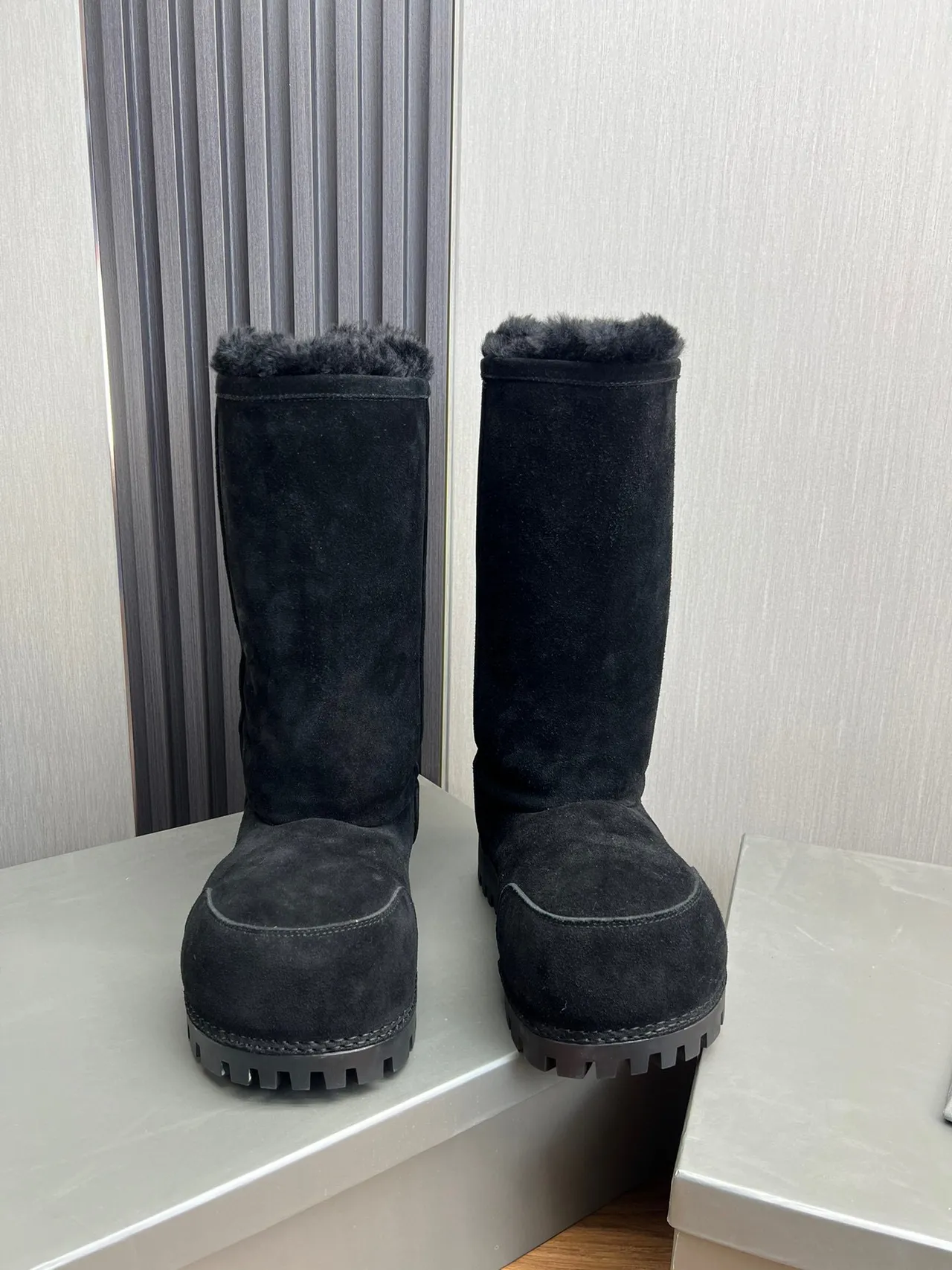 Balenciaga Le Cagole Bottine Genou Noire en Daim avec Fourrure de Mouton et Col de Shearling 2