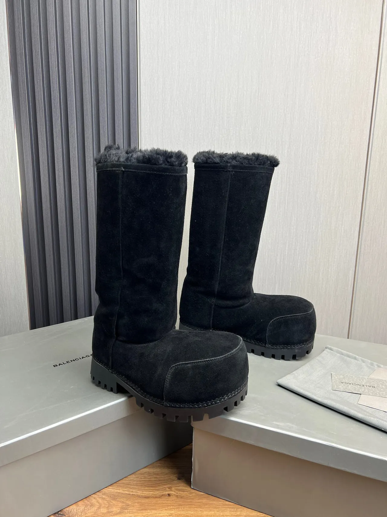Balenciaga Le Cagole Bottine Genou Noire en Daim avec Fourrure de Mouton et Col de Shearling 3