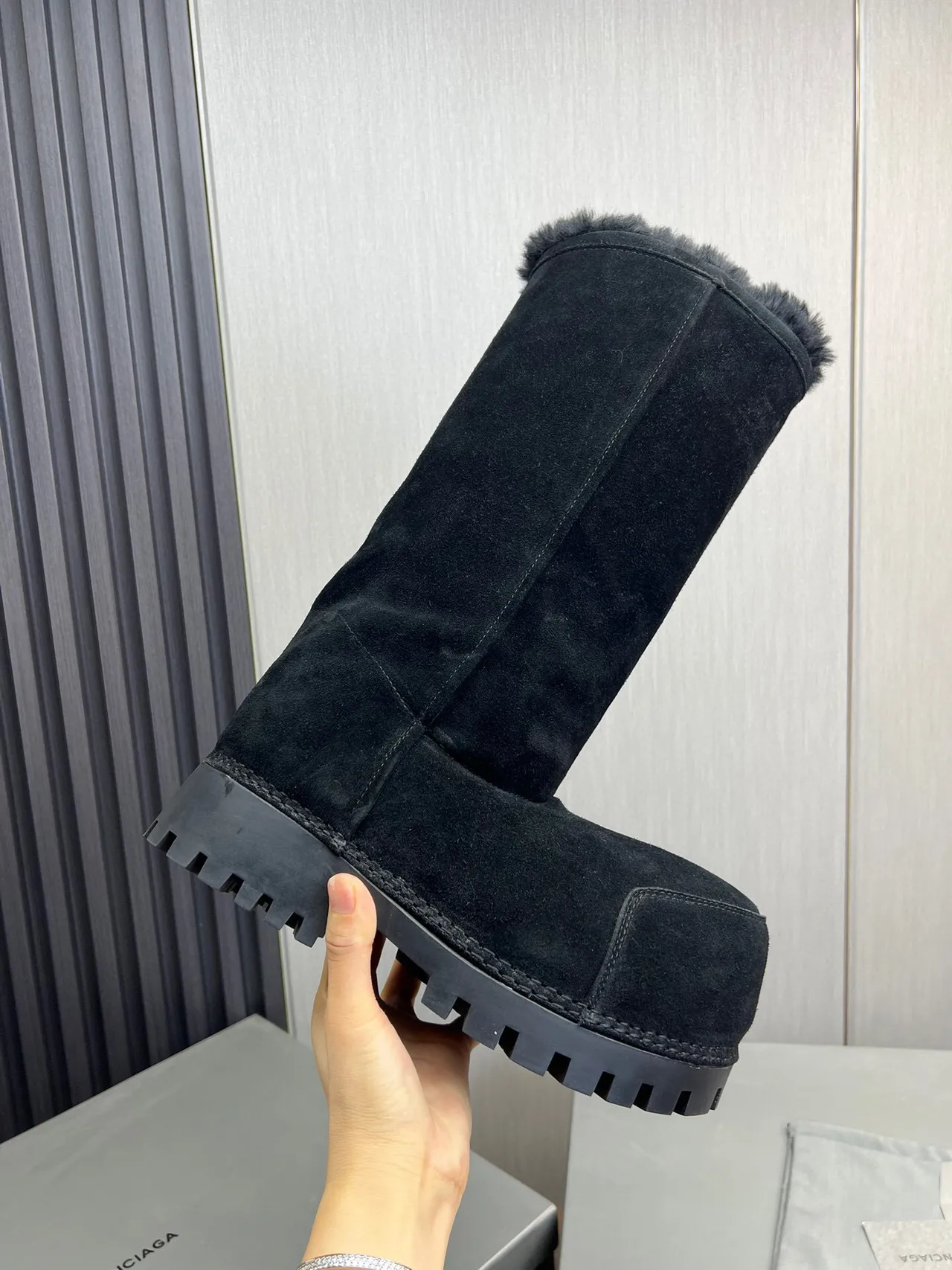 Balenciaga Le Cagole Bottine Genou Noire en Daim avec Fourrure de Mouton et Col de Shearling 4