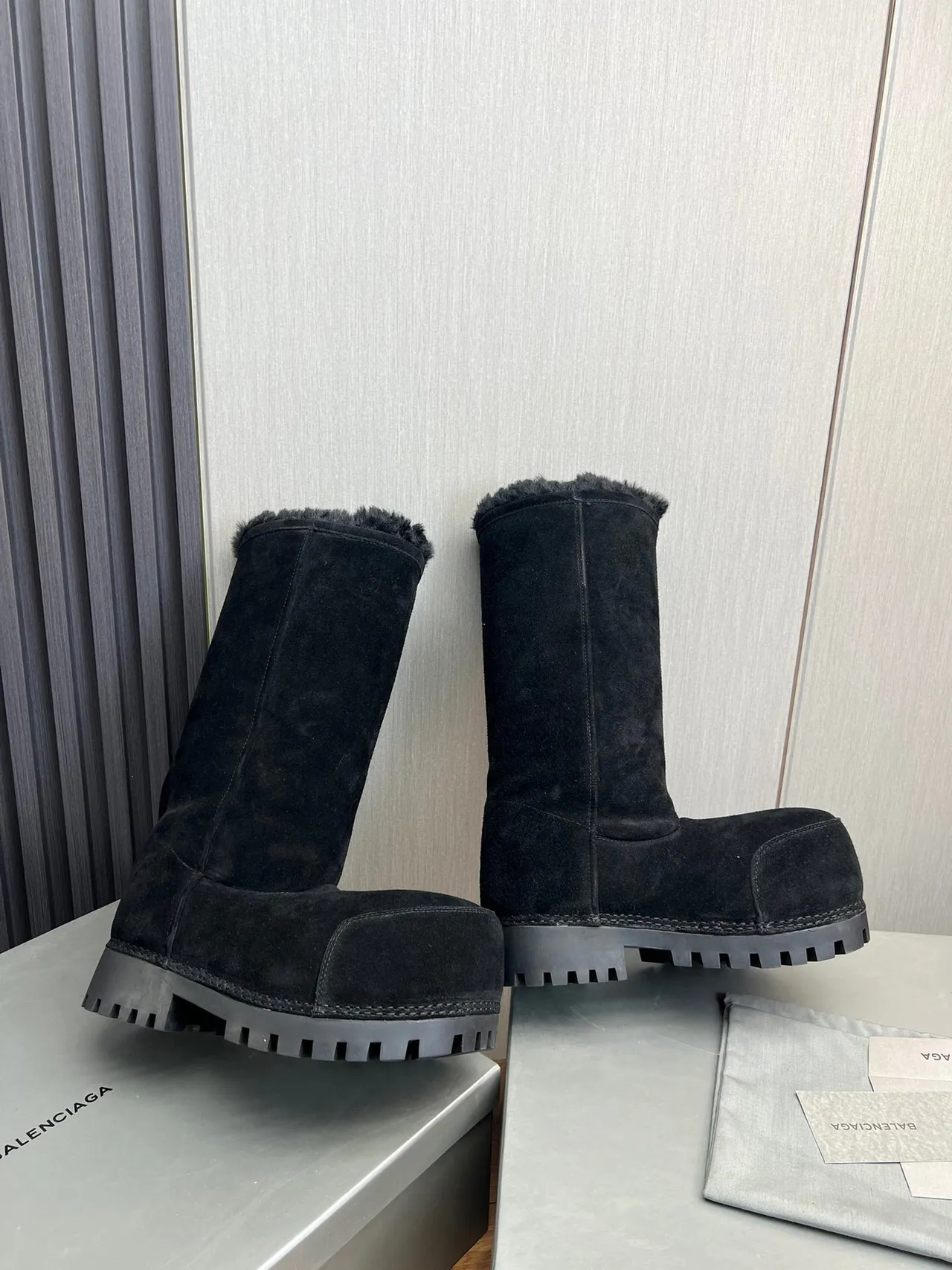 Balenciaga Le Cagole Bottine Genou Noire en Daim avec Fourrure de Mouton et Col de Shearling 5