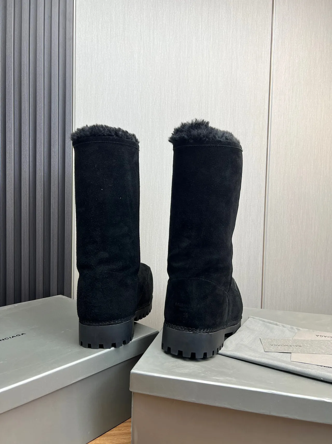 Balenciaga Le Cagole Bottine Genou Noire en Daim avec Fourrure de Mouton et Col de Shearling 6