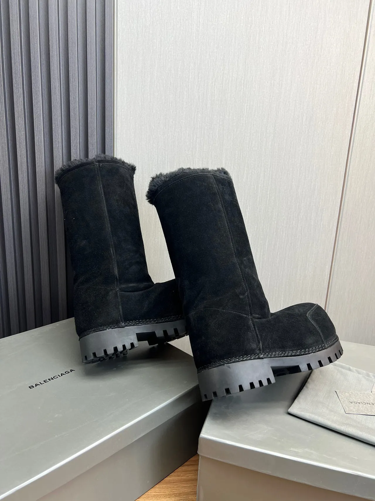 Balenciaga Le Cagole Bottine Genou Noire en Daim avec Fourrure de Mouton et Col de Shearling 7