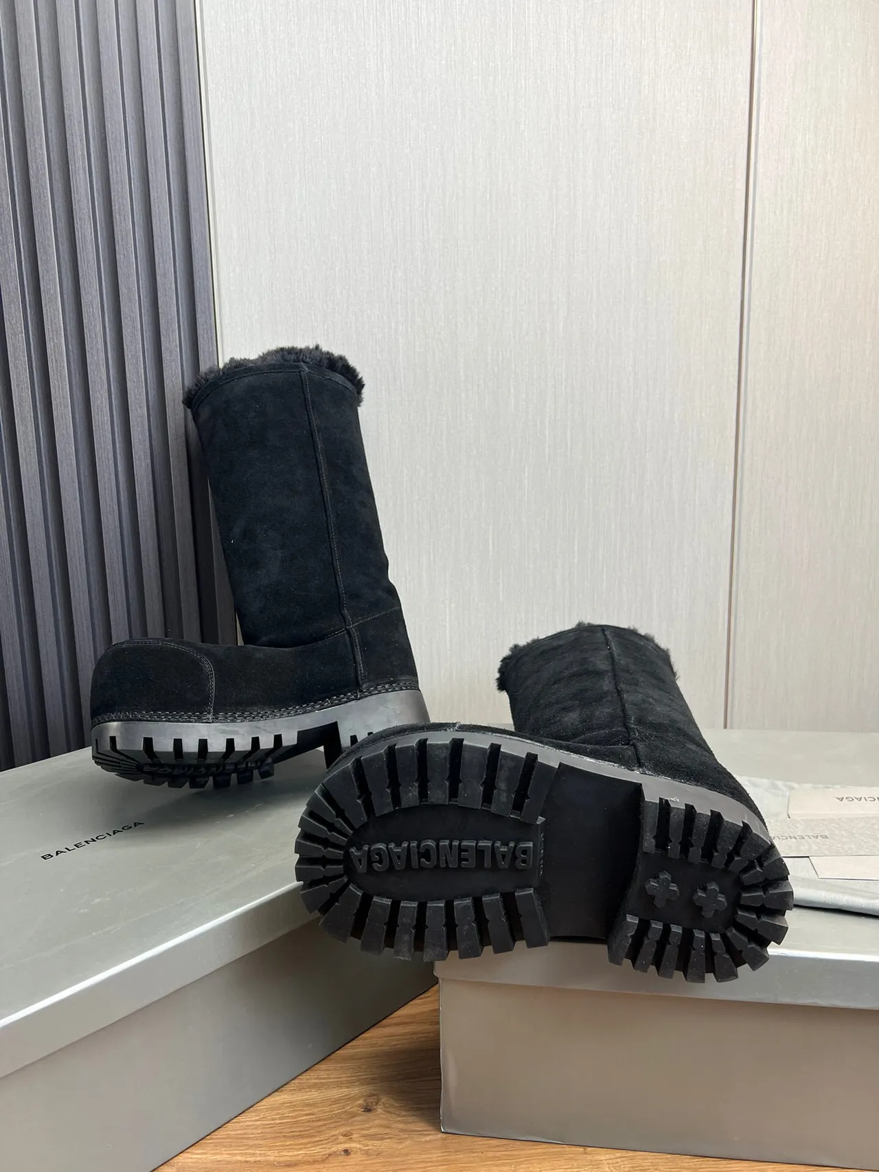 Balenciaga Le Cagole Bottine Genou Noire en Daim avec Fourrure de Mouton et Col de Shearling 8
