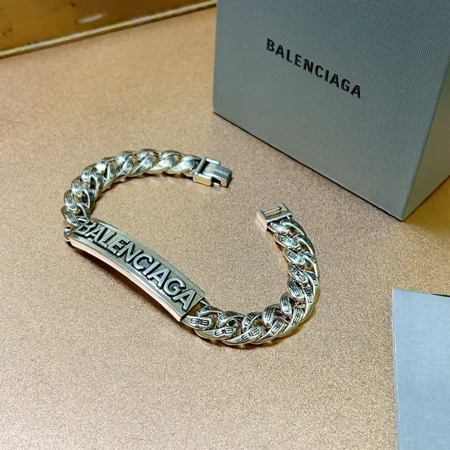 Balenciaga Logo Chaîne Bracelet Métal Argenté 6