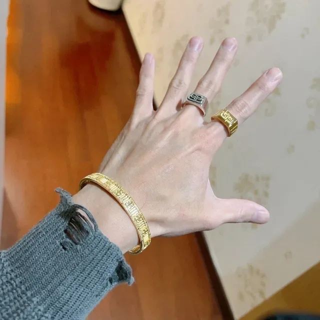 Balenciaga Logo-Engraved Bracelet Manchette Or Intérieur Cannelé 2