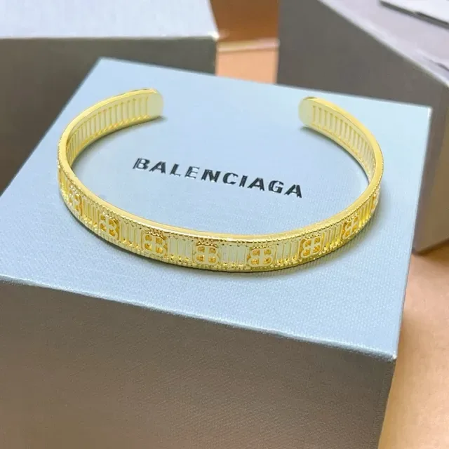 Balenciaga Logo-Engraved Bracelet Manchette Or Intérieur Cannelé 3
