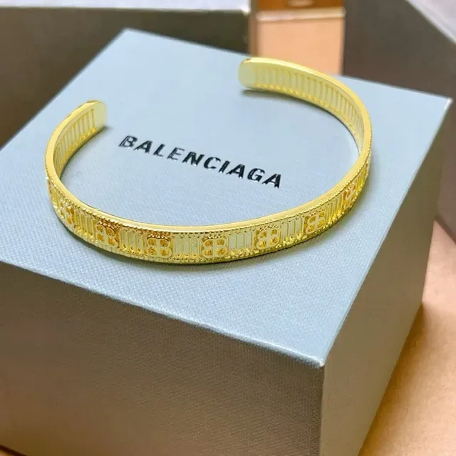 Balenciaga Logo-Engraved Bracelet Manchette Or Intérieur Cannelé 4
