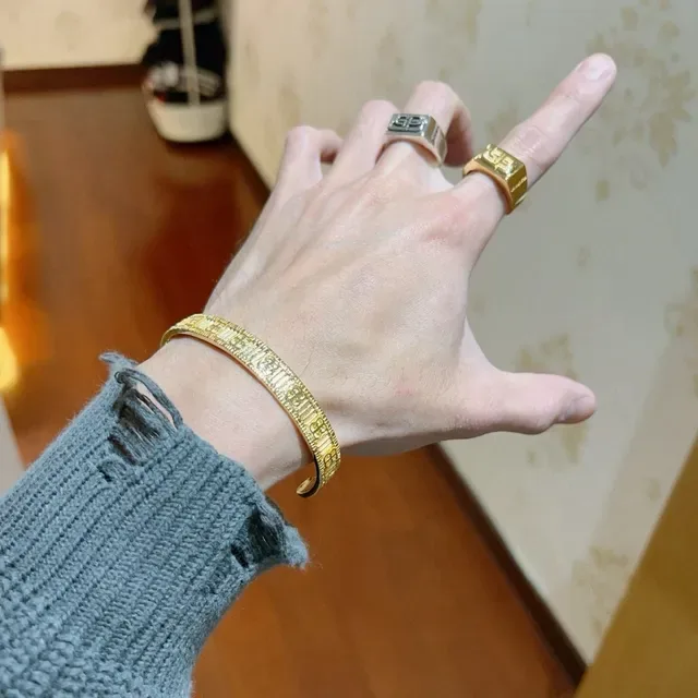 Balenciaga Logo-Engraved Bracelet Manchette Or Intérieur Cannelé 5
