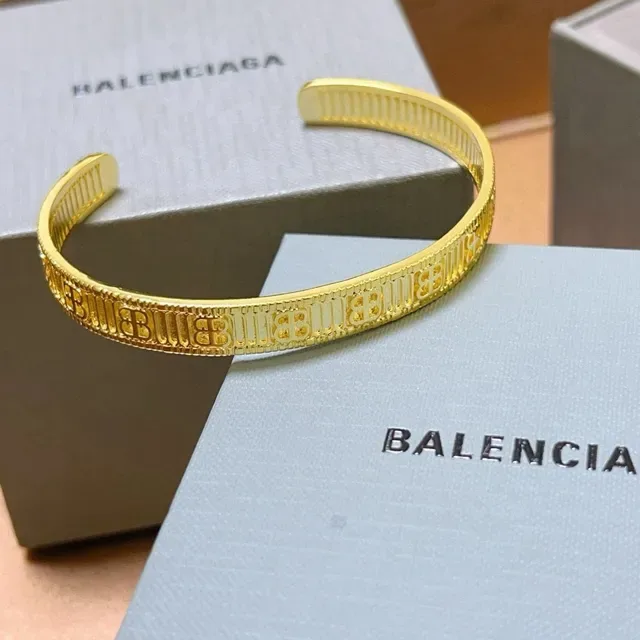 Balenciaga Logo-Engraved Bracelet Manchette Or Intérieur Cannelé 6