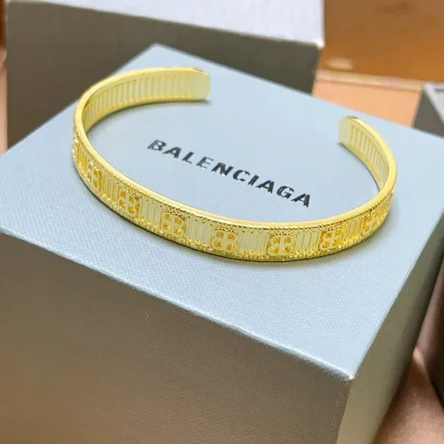 Balenciaga Logo-Engraved Bracelet Manchette Or Intérieur Cannelé 7