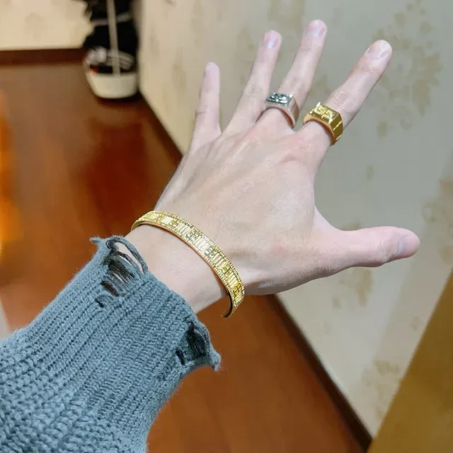 Balenciaga Logo-Engraved Bracelet Manchette Or Intérieur Cannelé 8