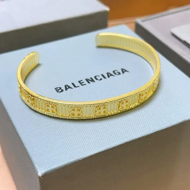 Balenciaga Logo-Engraved Bracelet Manchette Or Intérieur Cannelé 9