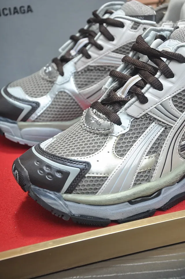Balenciaga Runner Tênis Chunky Cinza Claro e Preto 8