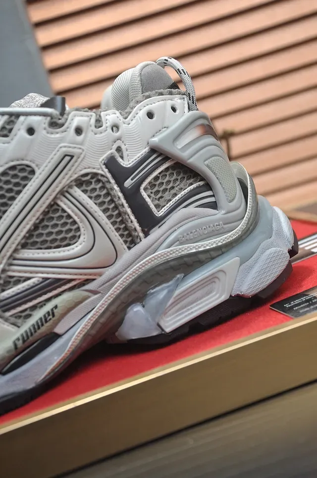 Balenciaga Runner Tênis Chunky Cinza Claro e Preto 9
