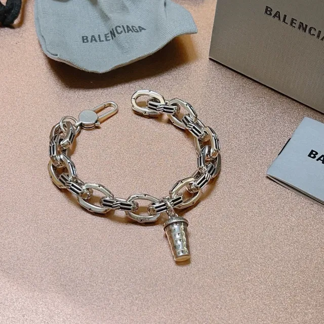 Balenciaga Pulseira de Corrente com Detalhes de Elos Grossos Prateada Preta 9
