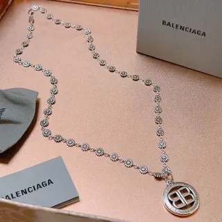 Balenciaga فضية سلسلة زهورية دائرية BB ميداليون قلادة