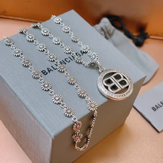 Balenciaga Argenté Chaîne à maillons floraux circulaires BB médaillon pendentif collier 3