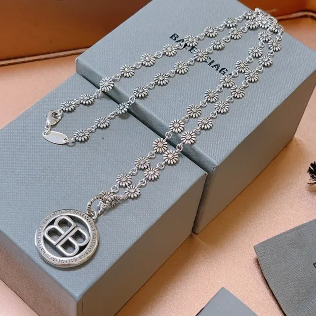 Balenciaga Argenté Chaîne à maillons floraux circulaires BB médaillon pendentif collier 4