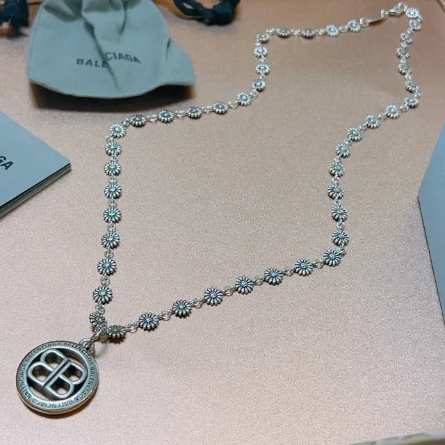 Balenciaga Argenté Chaîne à maillons floraux circulaires BB médaillon pendentif collier 6