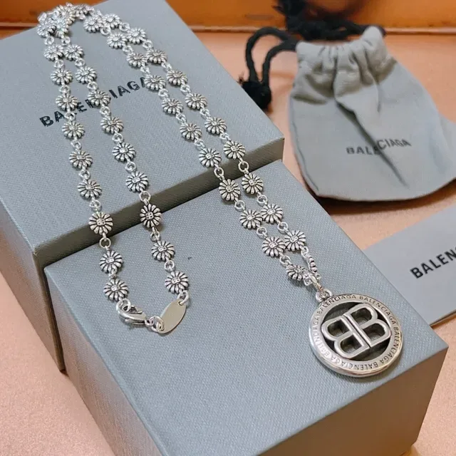 Balenciaga Argenté Chaîne à maillons floraux circulaires BB médaillon pendentif collier 9