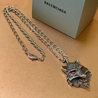 Collar Balenciaga Plata Rojo Ornado con Cabeza de Lobo y Detalles de Filigrana