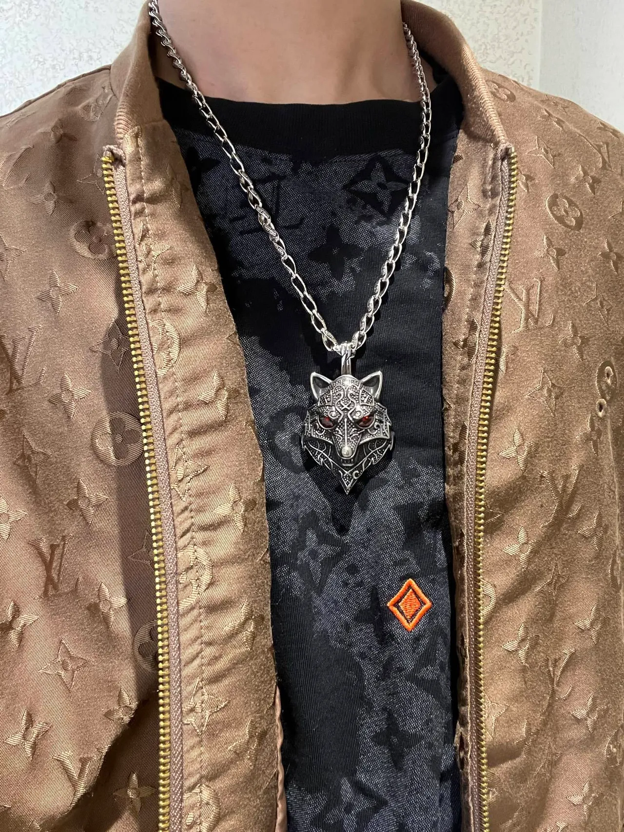 Colar Balenciaga Prata Vermelho Ornado com Cabeça de Lobo e Detalhes de Filigrana 2