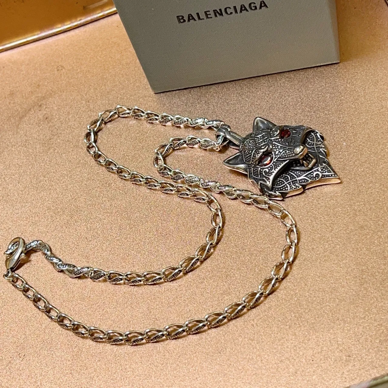 Colar Balenciaga Prata Vermelho Ornado com Cabeça de Lobo e Detalhes de Filigrana 3
