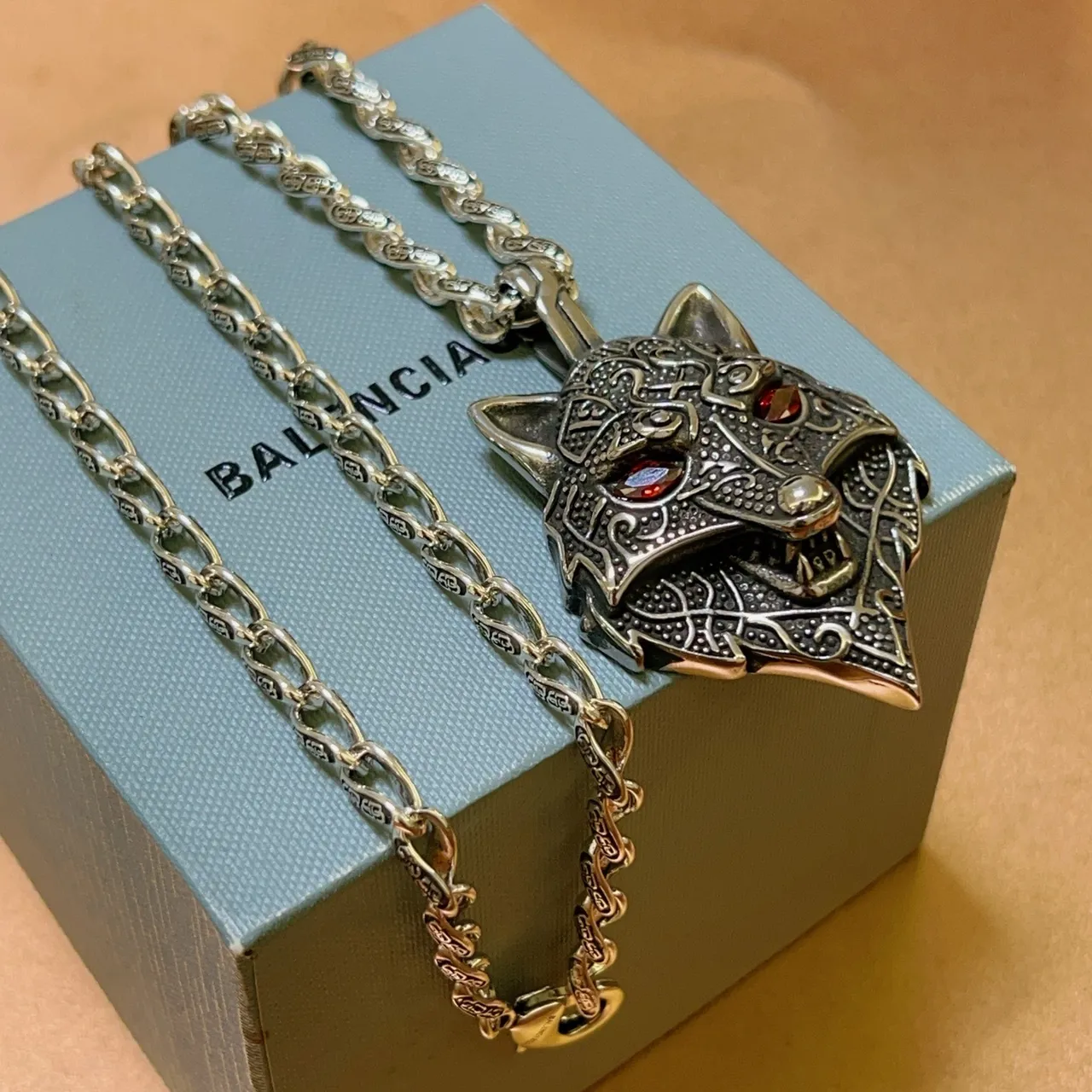 Colar Balenciaga Prata Vermelho Ornado com Cabeça de Lobo e Detalhes de Filigrana 4