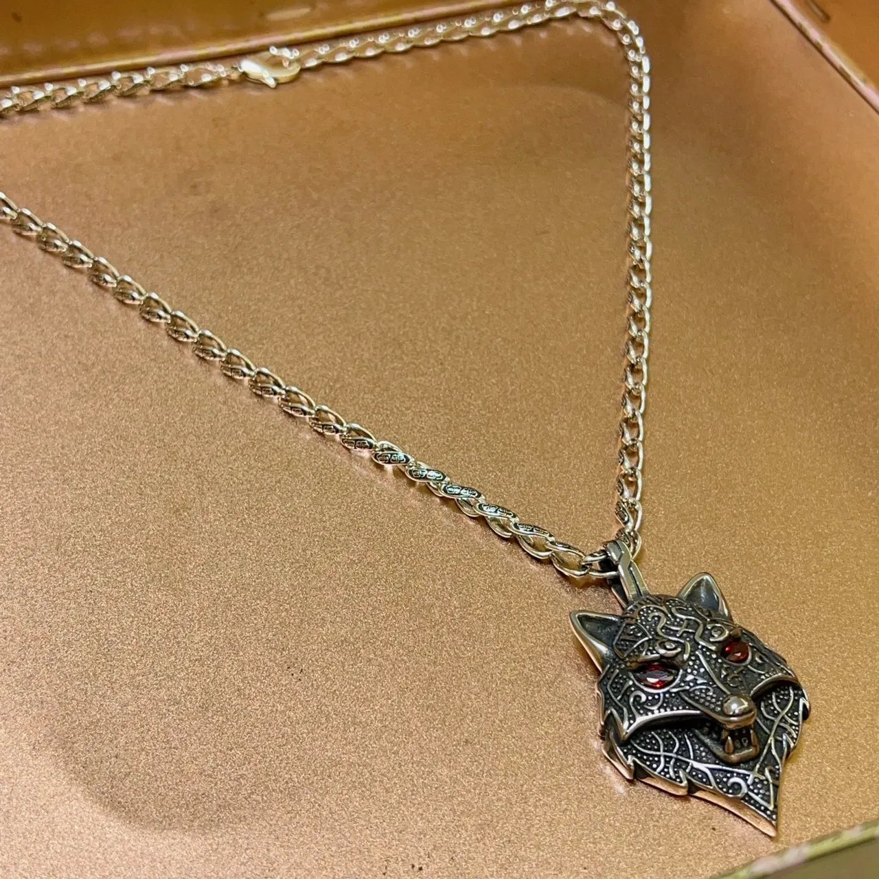Colar Balenciaga Prata Vermelho Ornado com Cabeça de Lobo e Detalhes de Filigrana 7