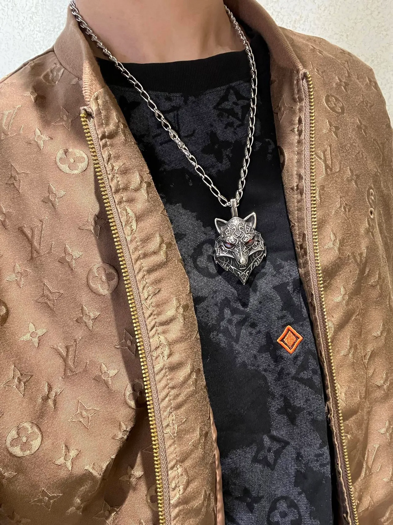 Colar Balenciaga Prata Vermelho Ornado com Cabeça de Lobo e Detalhes de Filigrana 8