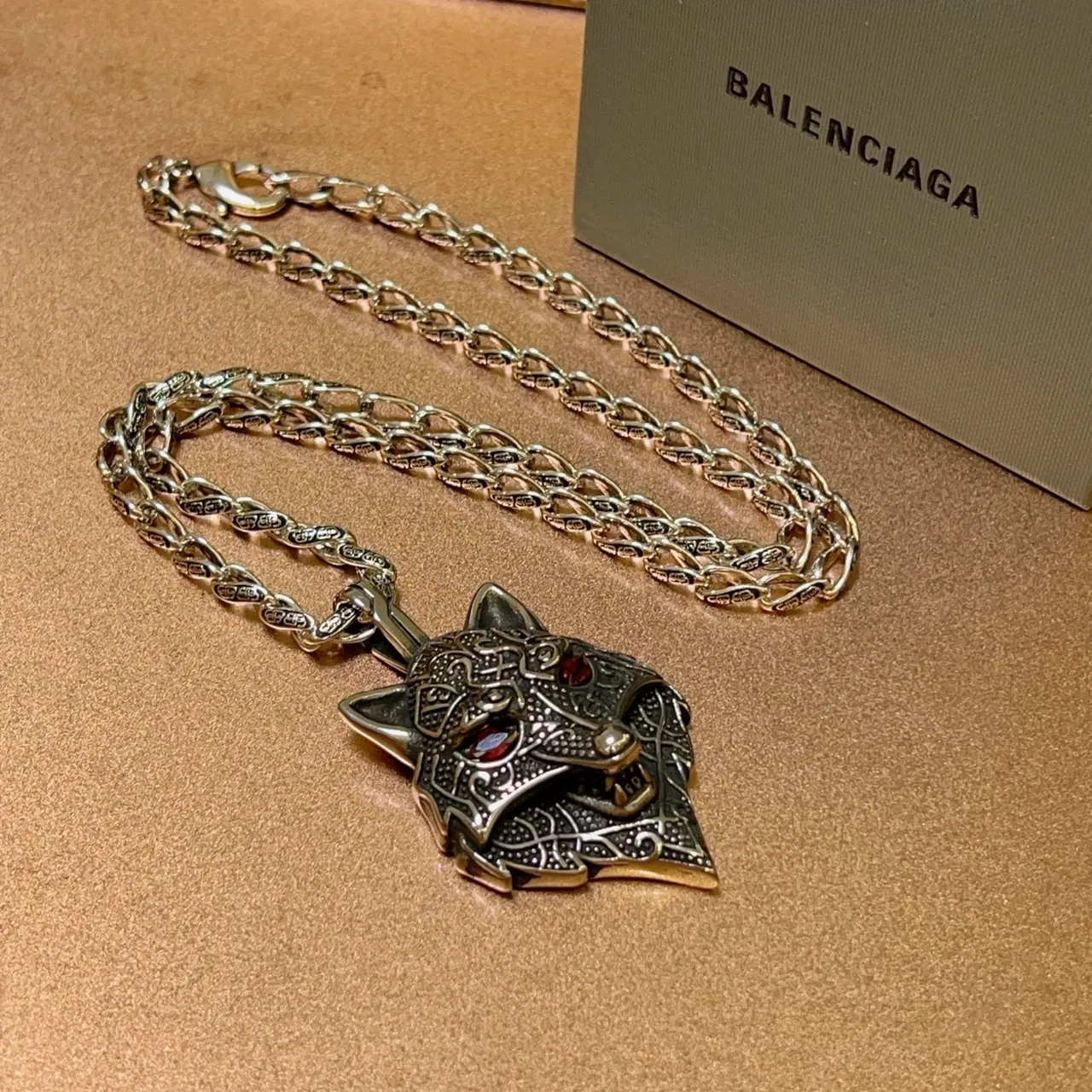 Colar Balenciaga Prata Vermelho Ornado com Cabeça de Lobo e Detalhes de Filigrana 9