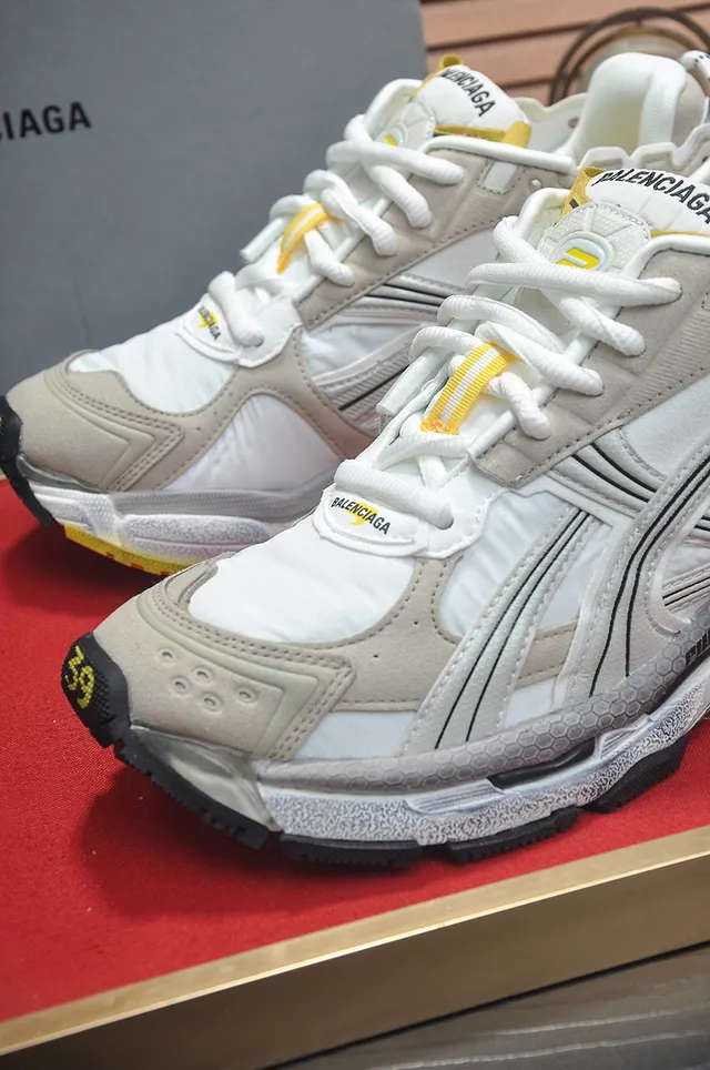 Balenciaga Track Trainer brancas bege pretas amarelas tênis chunky 8