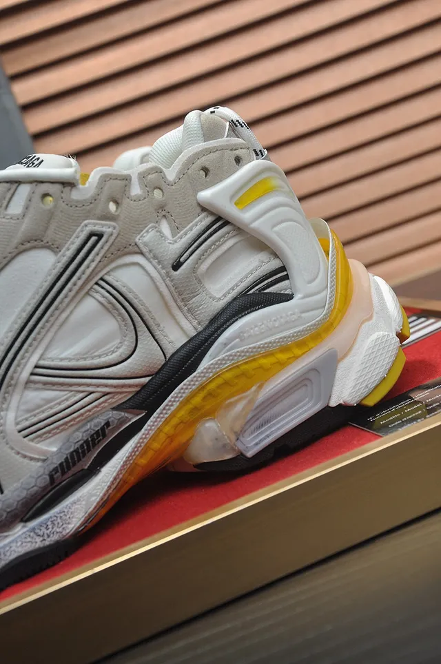 Balenciaga Track Trainer brancas bege pretas amarelas tênis chunky 9
