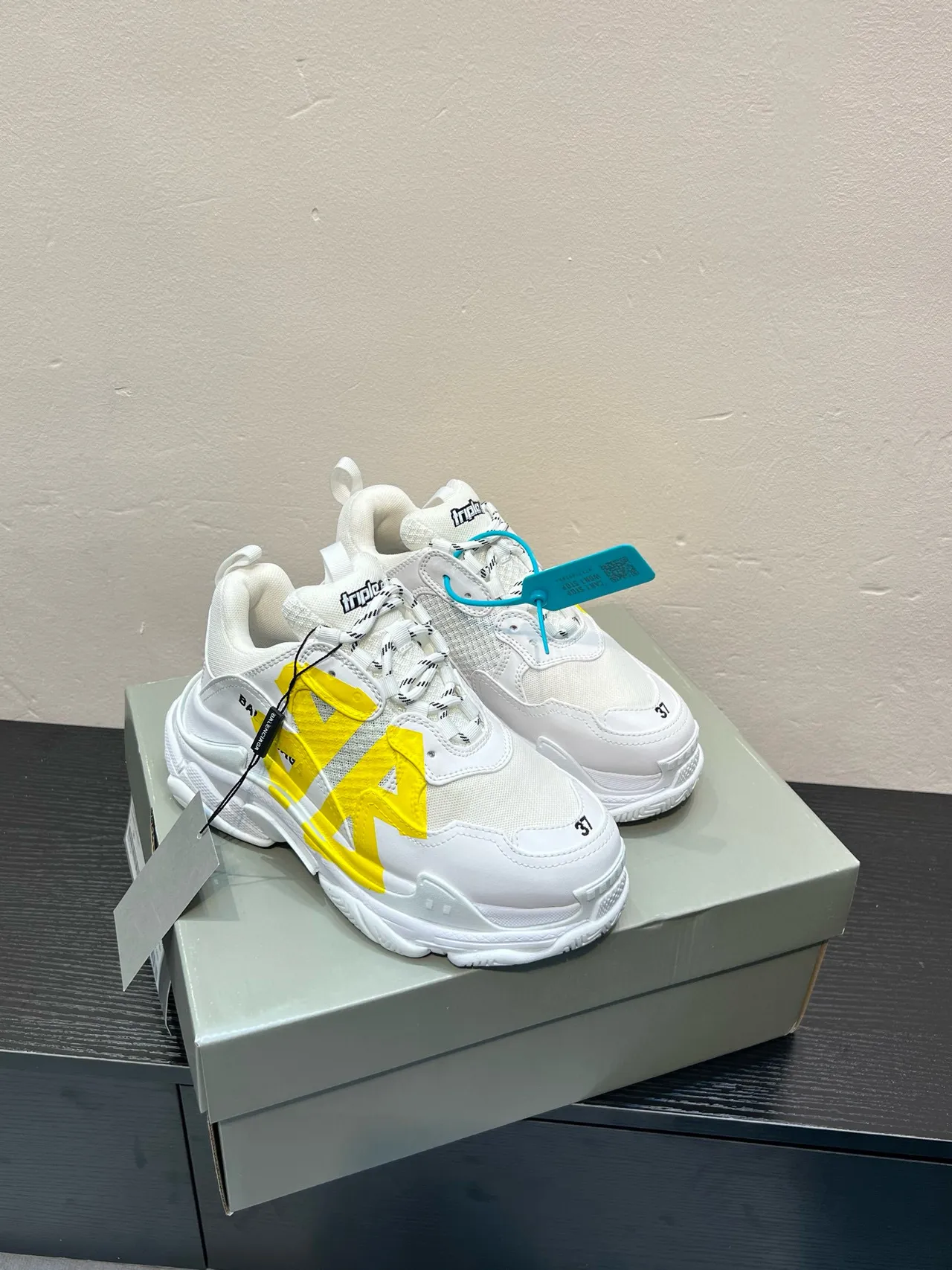 Balenciaga Track Trainer Baskets à semelle épaisse blancs et jaunes 4