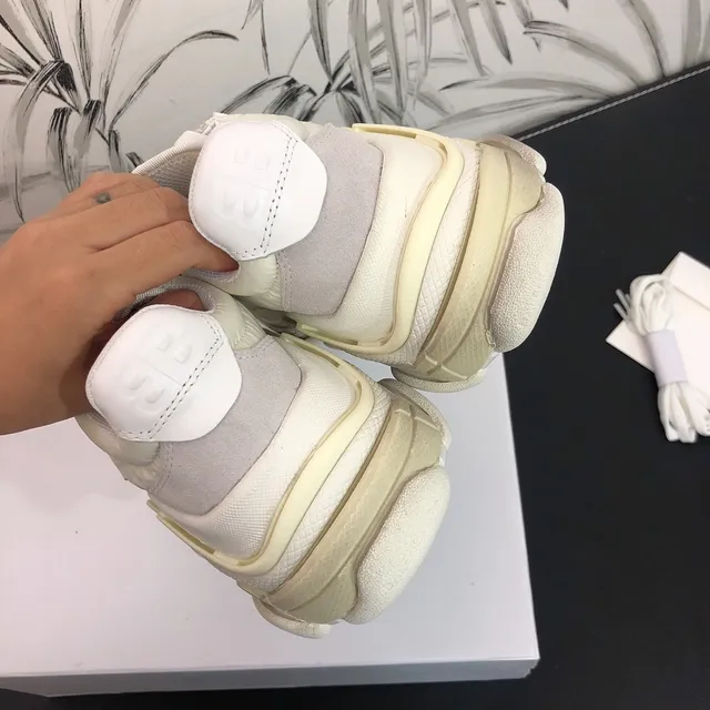 Balenciaga Triple S Off-White Beige baskets chunky 4