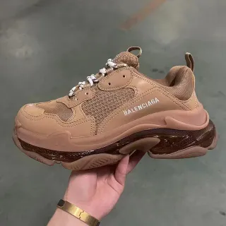 Balenciaga Triple S حذاء رياضي بني فاتح تشونكي
