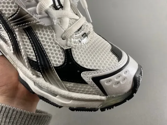 Balenciaga Chaussures Chunky Blancs et Noirs semelle plateforme maille multicouche recouvrements synthétiques 2