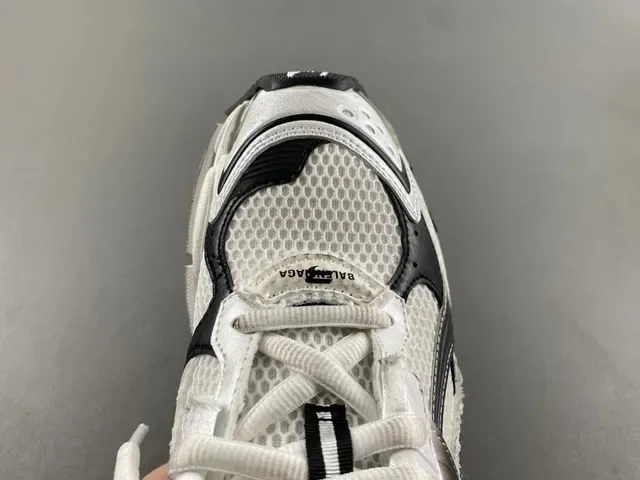 Balenciaga Chaussures Chunky Blancs et Noirs semelle plateforme maille multicouche recouvrements synthétiques 6