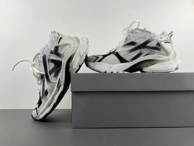 Balenciaga Chaussures Chunky Blancs et Noirs semelle plateforme maille multicouche recouvrements synthétiques 14