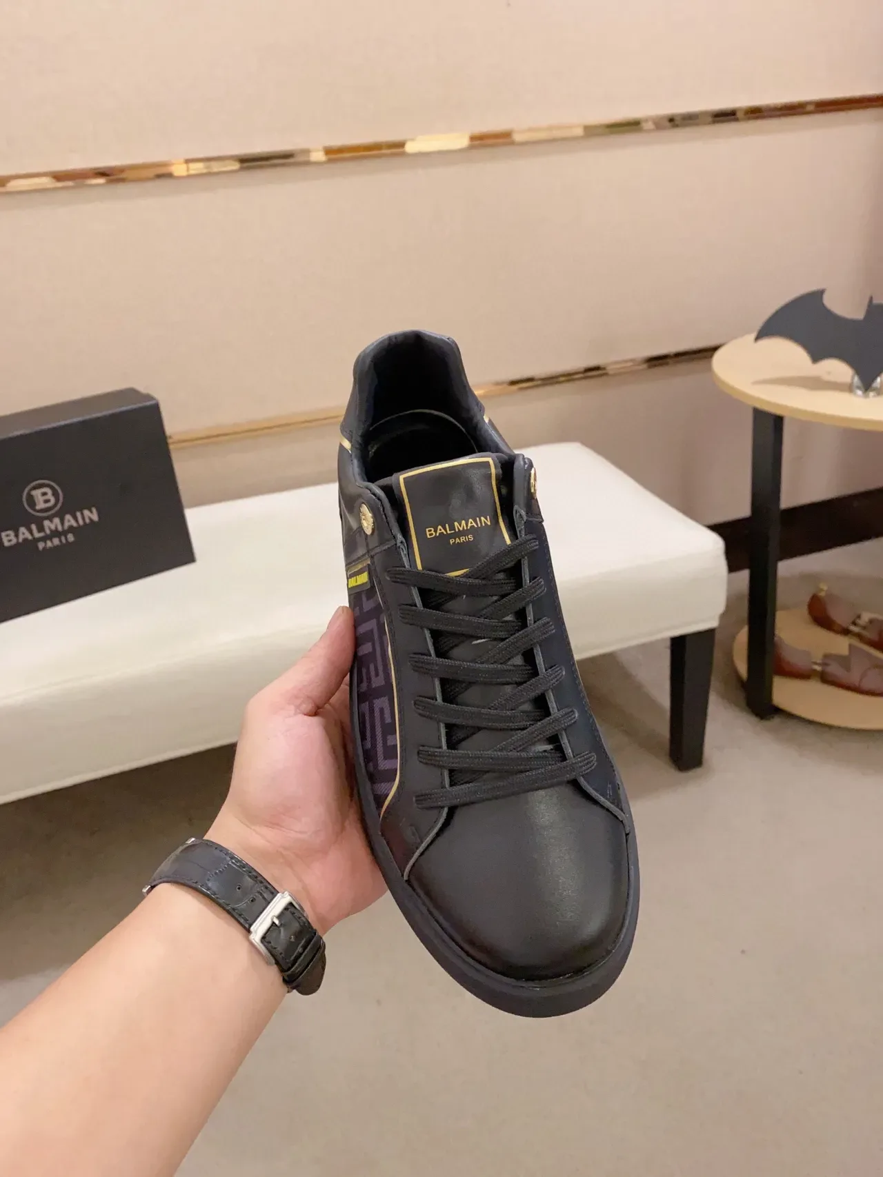 Balmain B-Court Sneakers Lifestyle Noires et Dorées avec Panneau Géométrique 2