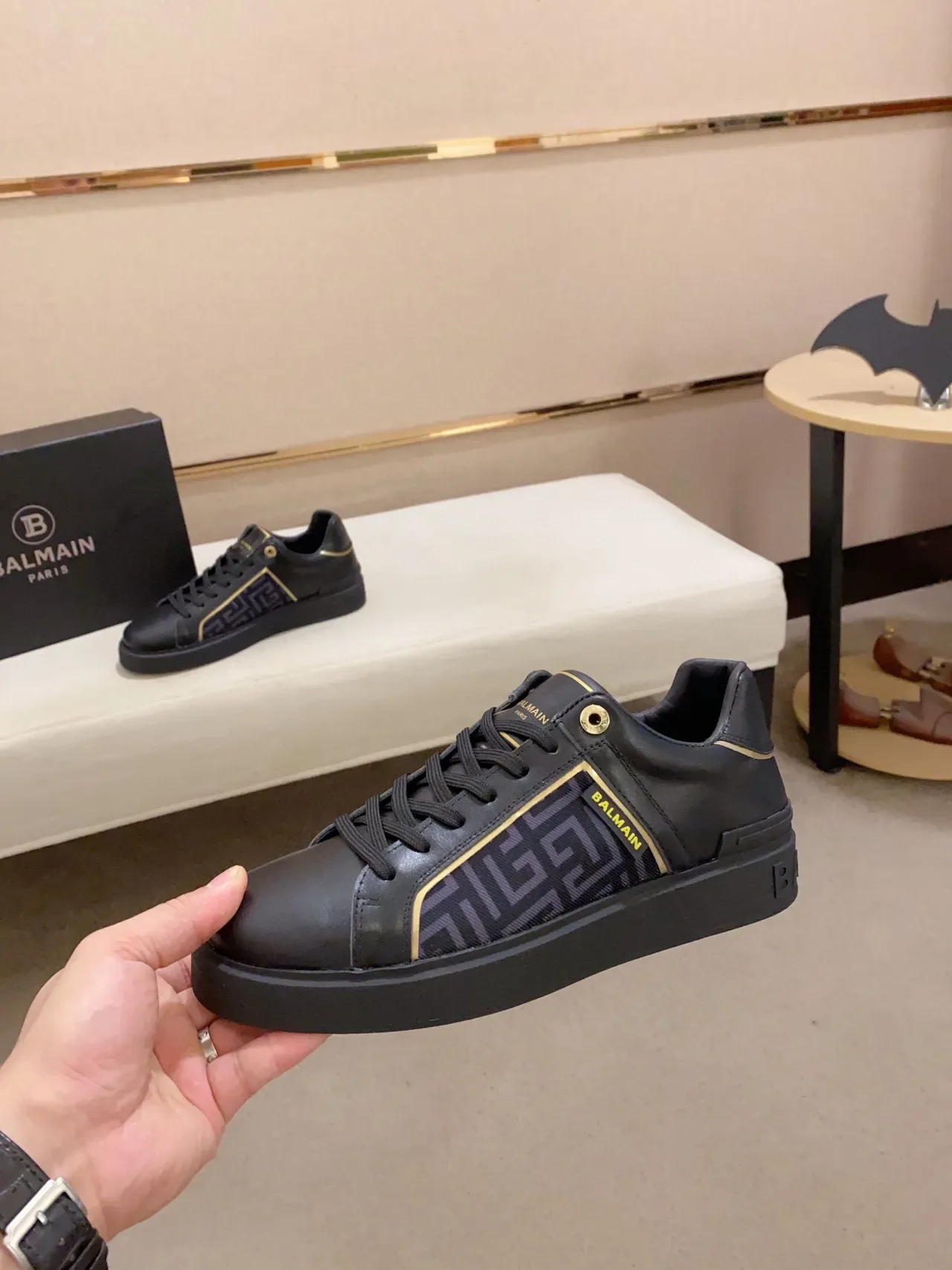 Balmain B-Court Sneakers Lifestyle Noires et Dorées avec Panneau Géométrique 3