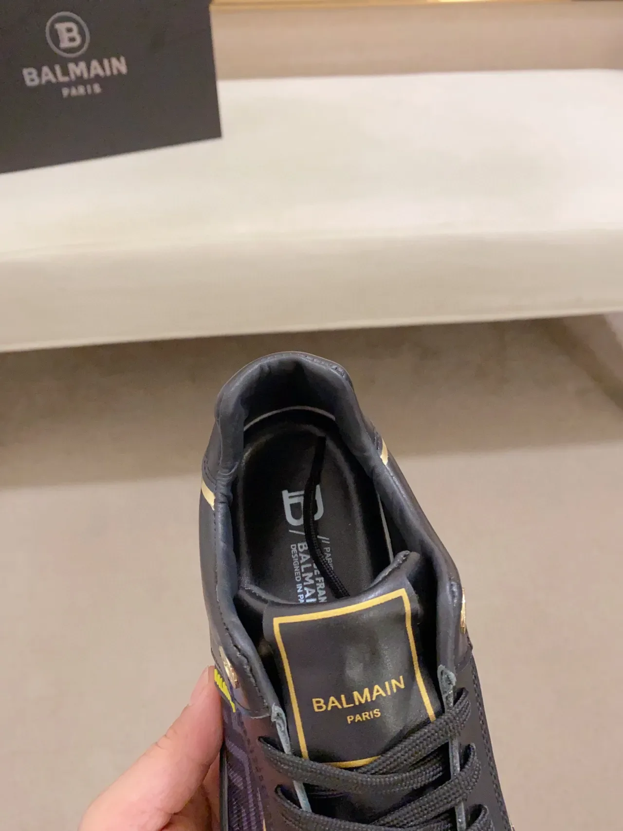 Balmain B-Court Sneakers Lifestyle Noires et Dorées avec Panneau Géométrique 5