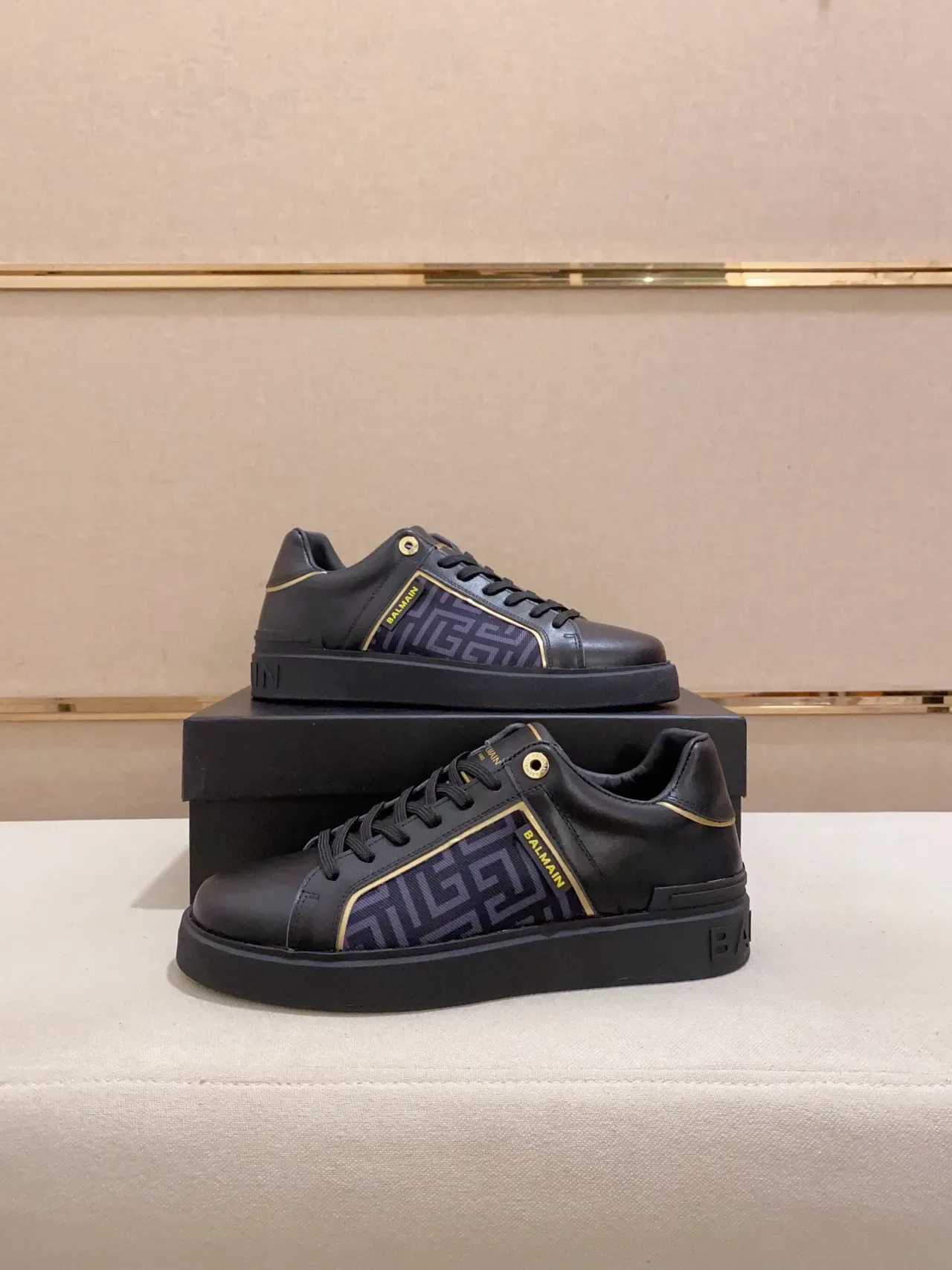 Balmain B-Court Sneakers Lifestyle Noires et Dorées avec Panneau Géométrique 6